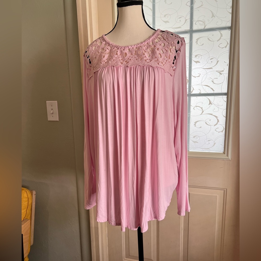 Philosophy womenβs pink long sleeve knit blouse with crocheted top. Size XXL